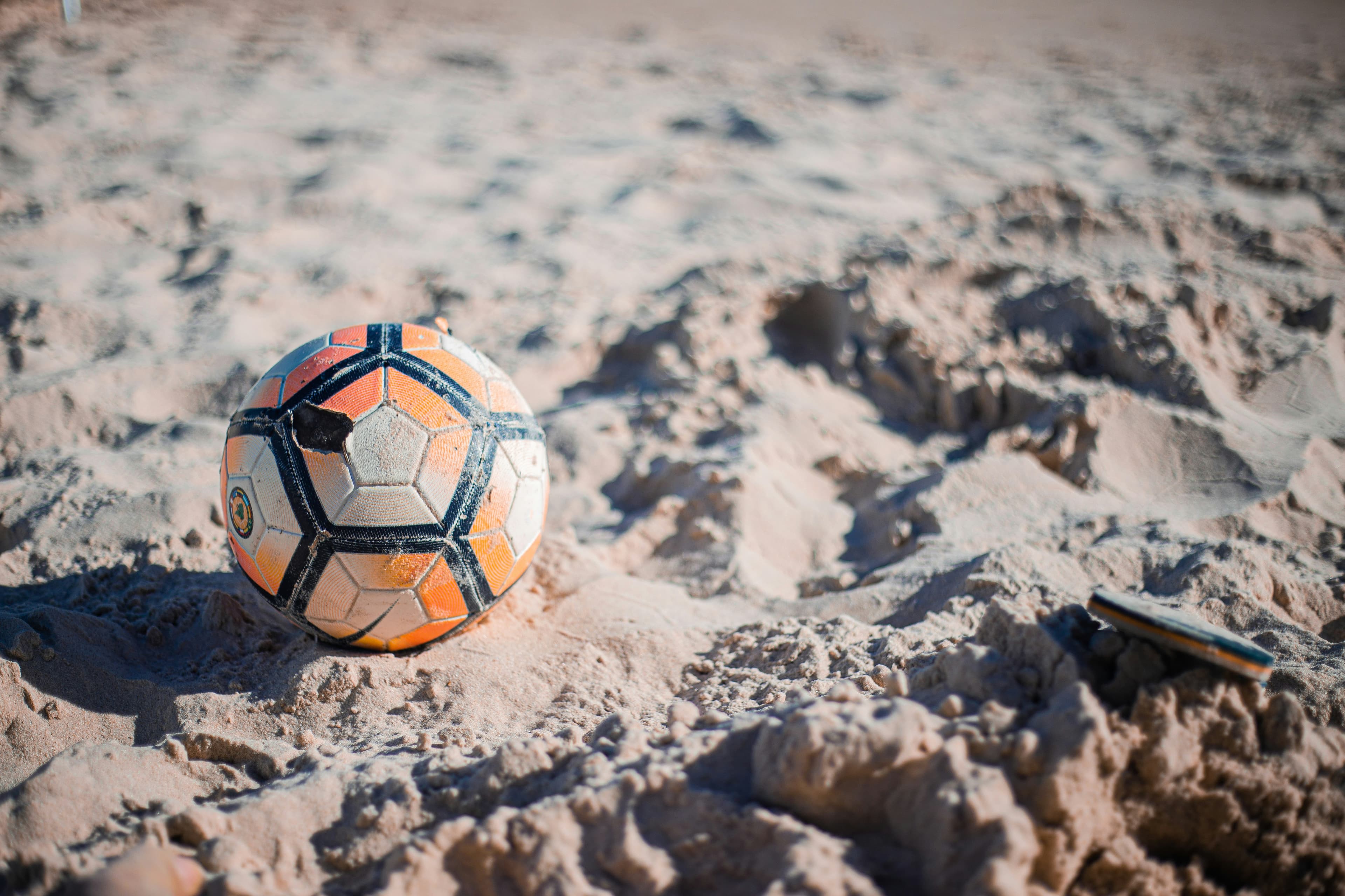 Futebol de praia ao entardecer