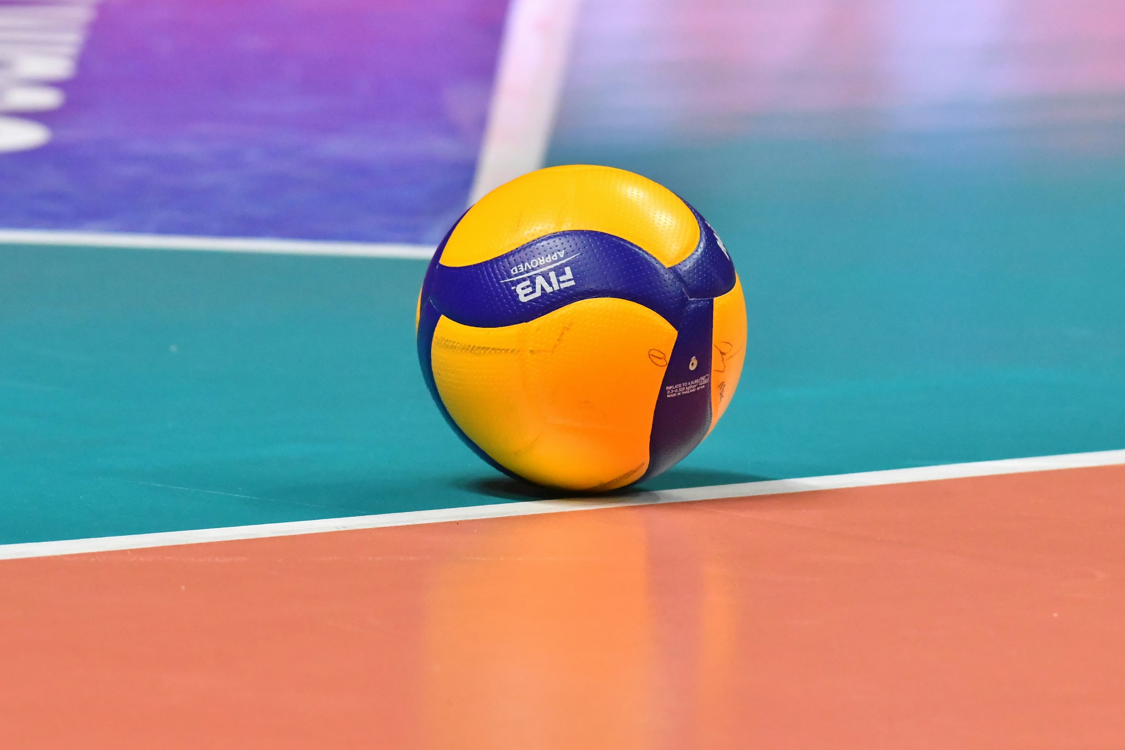 Jogadores de vôlei em quadra